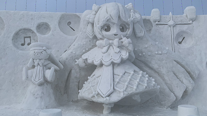 Escultura de hielo tallado del personaje Hatsune Miku en el festival de la nieve de Sapporo.