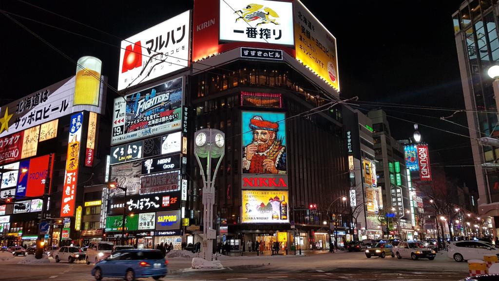 Calle Susukino de noche en Sapporo