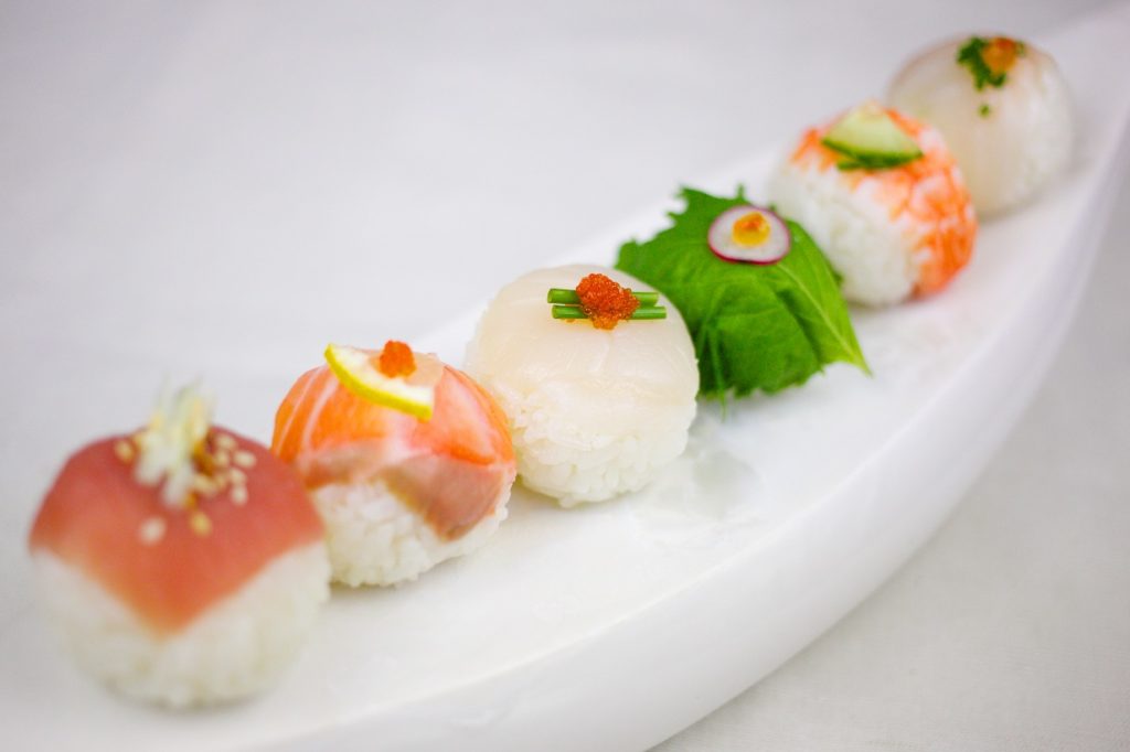 Bolas de temarizushi, de distintos mariscos.