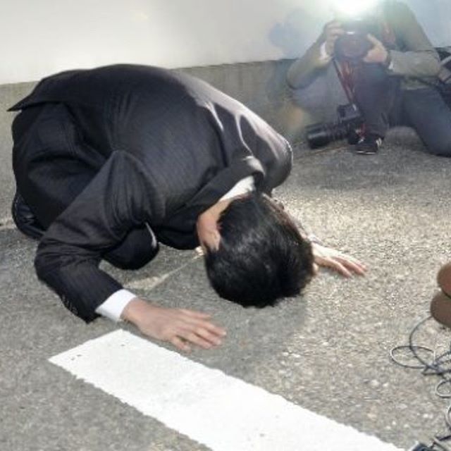 Reverencia "dogeza". Las manos y cabeza postradas directamente al suelo.