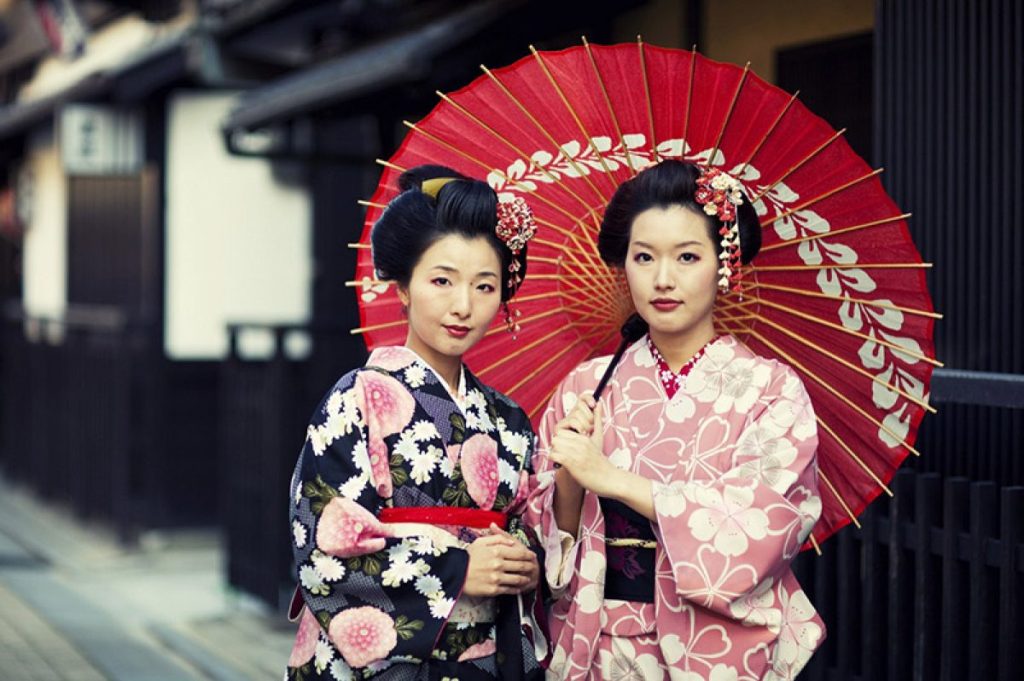 Dos mujeres utilizando kimonos tradicionales.