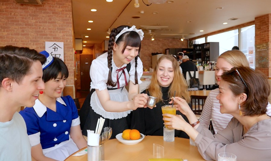 Maid Café HoneyHoney, donde las empleadas, estan vestidas de "maid", sirviendo bebidas a sus huespedes.