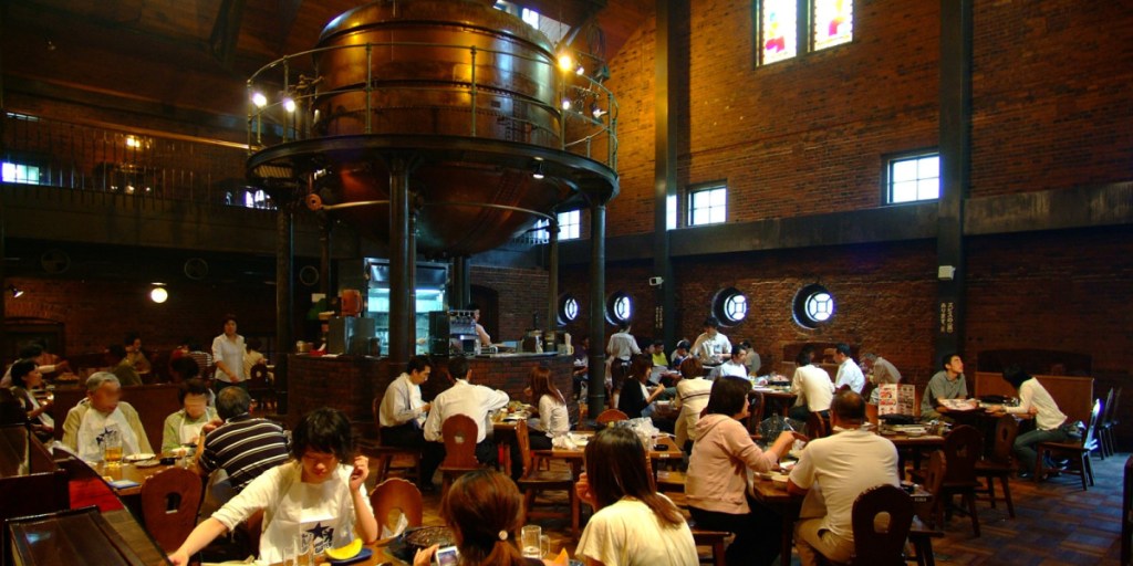 Sala para la degustación de cerveza y otras bebidas.