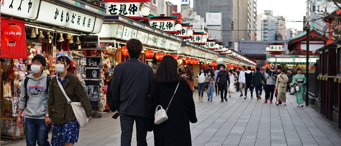 Personas visitando Nakamise-dori en el barrio en Asakusa en Tokio.