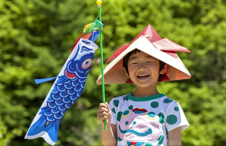 Niño japonés disfrutando de su koibori en el Día del Niño.
