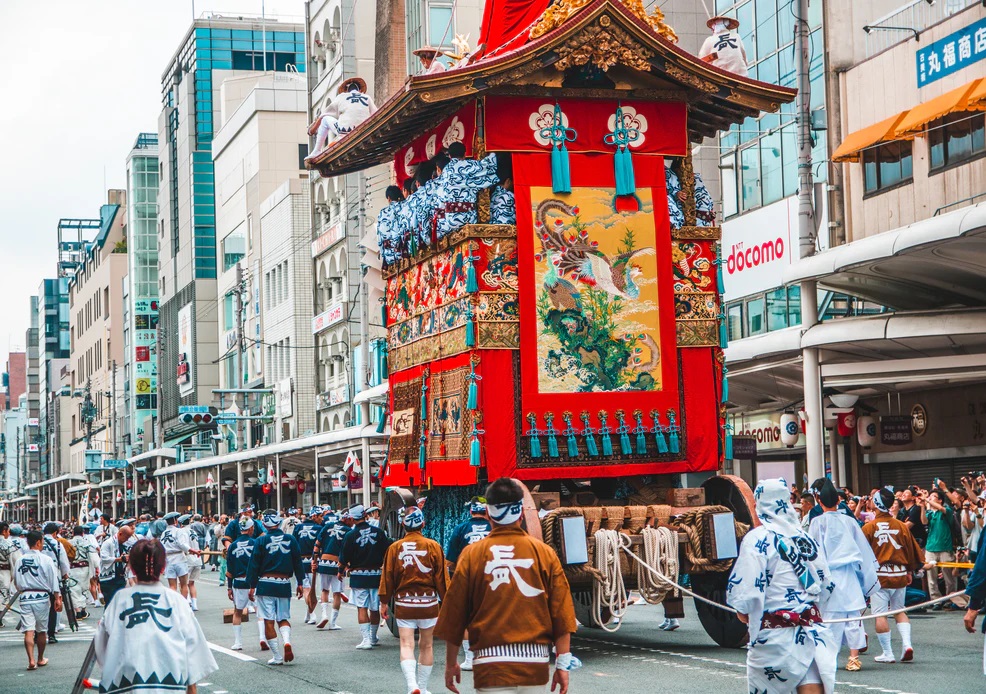 Personas escoltando el palenquín durante el Gion Matsuri.