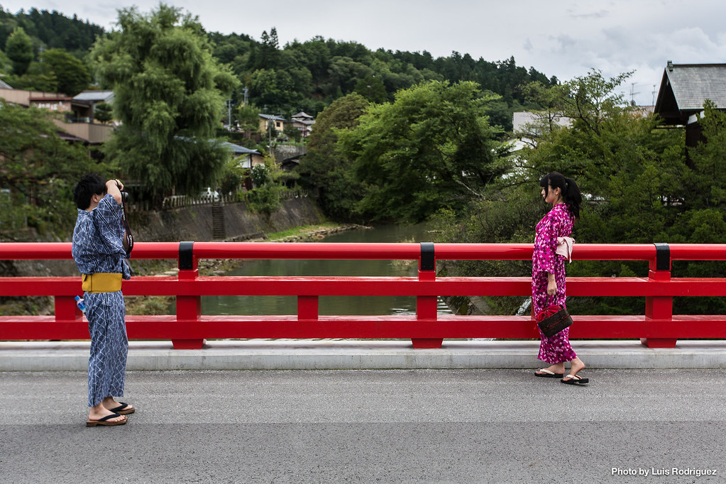 Pareja tomándose fotos en el puente Nakabashi.