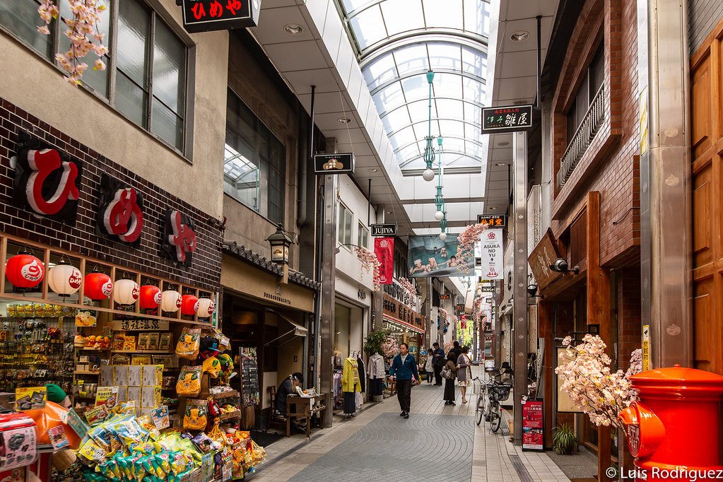 Comercios en shotengai de Dogo Onsen (Matsuyama).