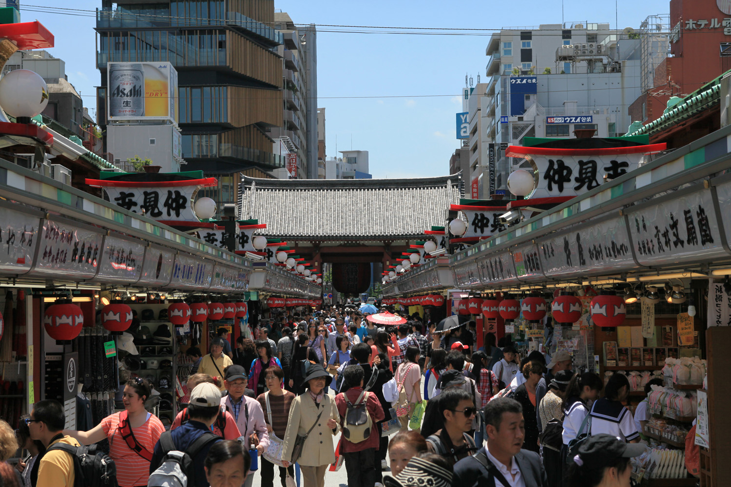 Calle Nakamise-dori.