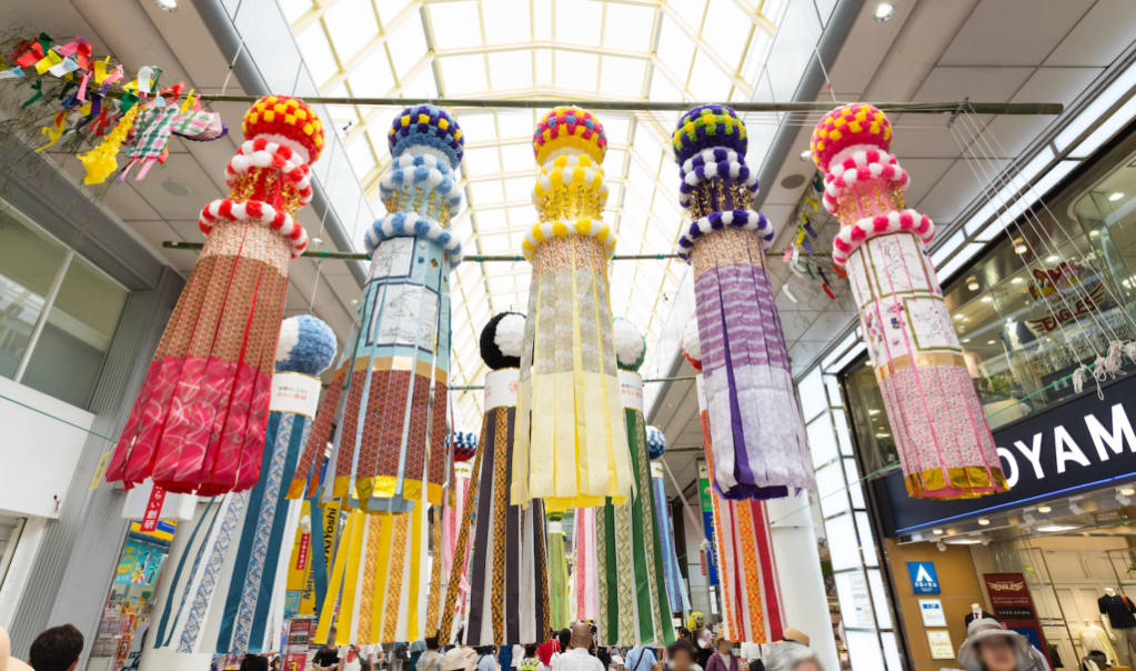 Coloridas bandeloras Tanabata.