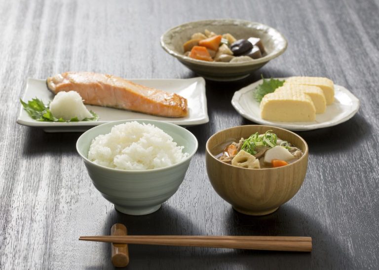 Un desayuno estilo japonés.