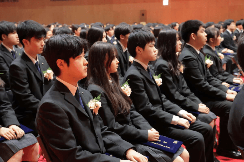 estudiantes de colegio durante el Sotsugyōshiki. 
