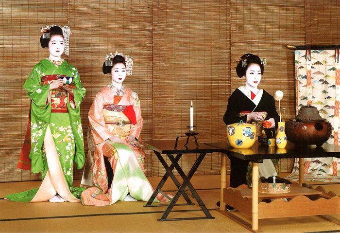 Ceremonia de té previa al espectáculo.