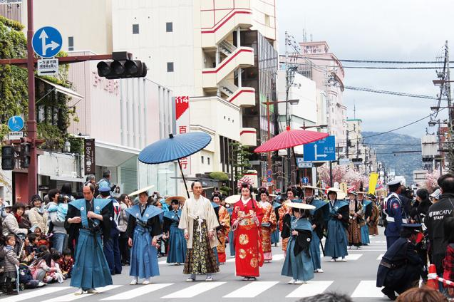 El Haru Matsuri suele incluir procesiones con trajes tradicionales.