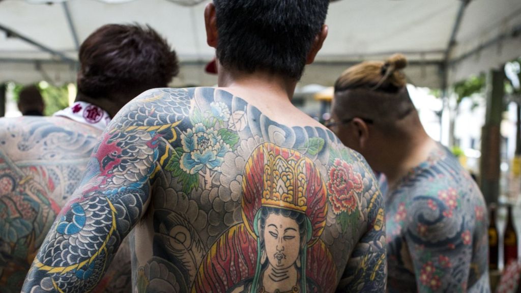 Miembros de la yakuza. Con los tradicionales tatuajes en la espalda.