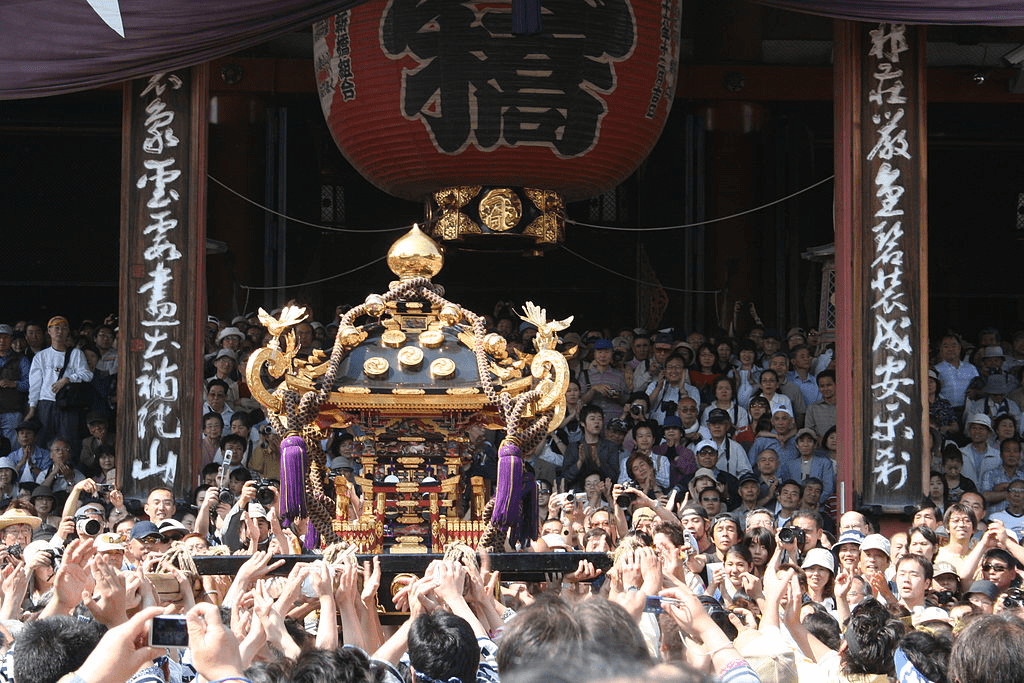 Los mikoshi, santuarios portátiles que albergan a las deidades.