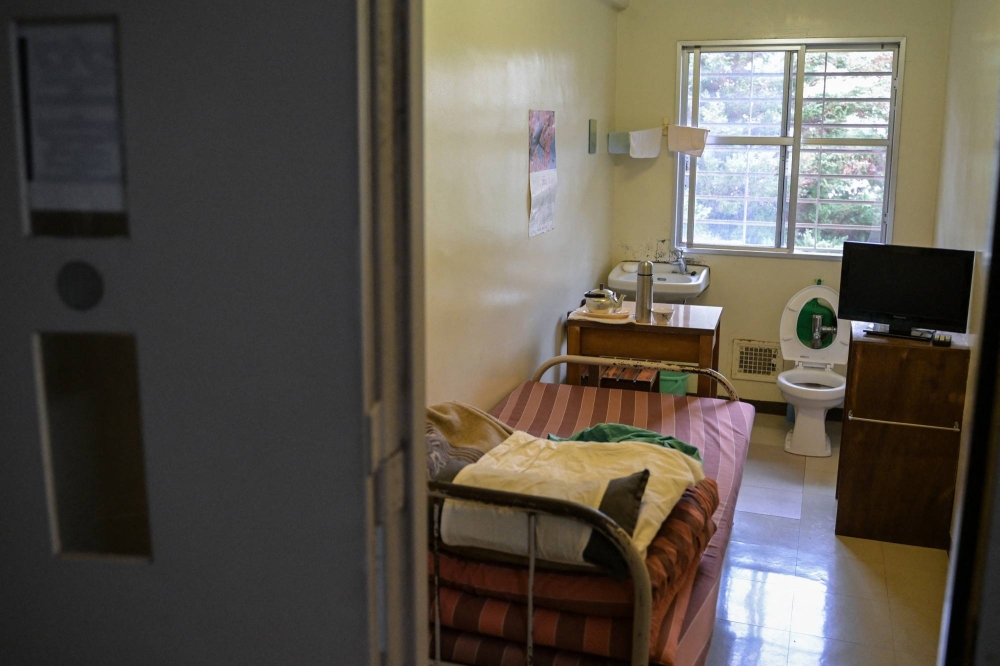 Interior de una prisión japonesa. Equipada con amenidades y una televisión.