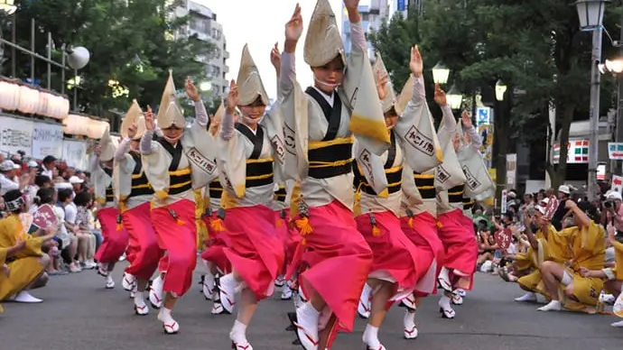 Kawasaki, es un baile con movimientos fluidos que imitan el curso del río.