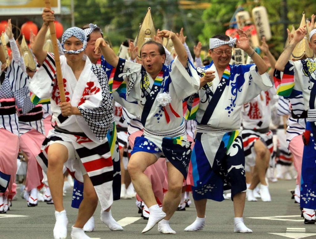 Gente bailando durante El Awa Odori en Tokushima.