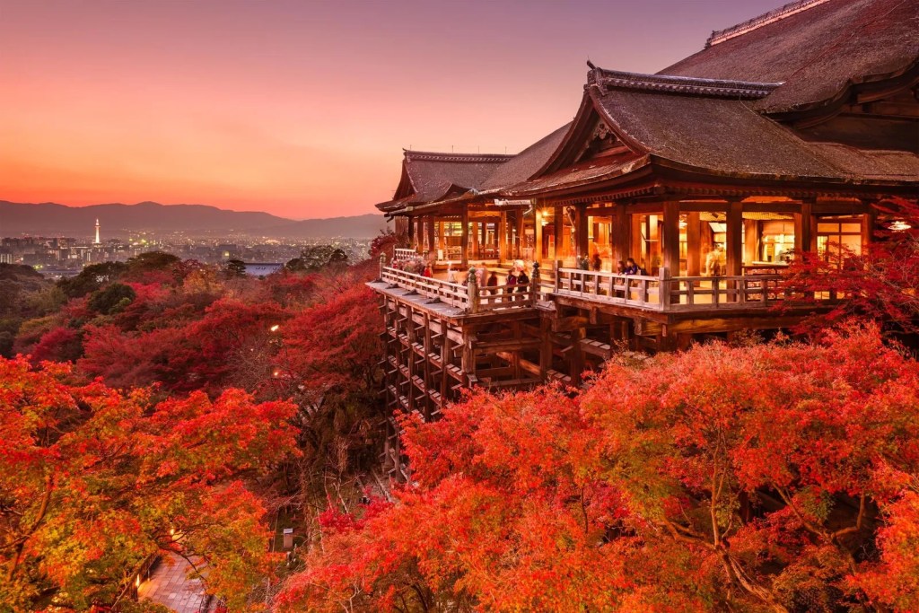 Templo Kiyomizu-dera en Kioto durante el otoño al anochecer