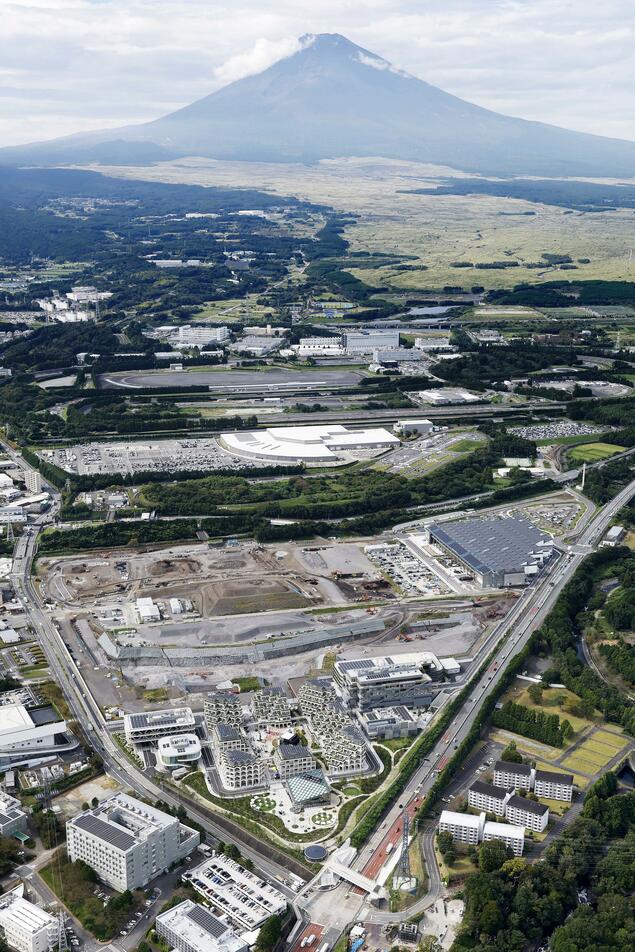 Una fotografía de un helicóptero de Kyodo News muestra el campo de pruebas Woven City de Toyota Motor Corp. (en primer plano) para tecnologías de próxima generación, cuya primera fase se inauguró el 25 de septiembre de 2025.