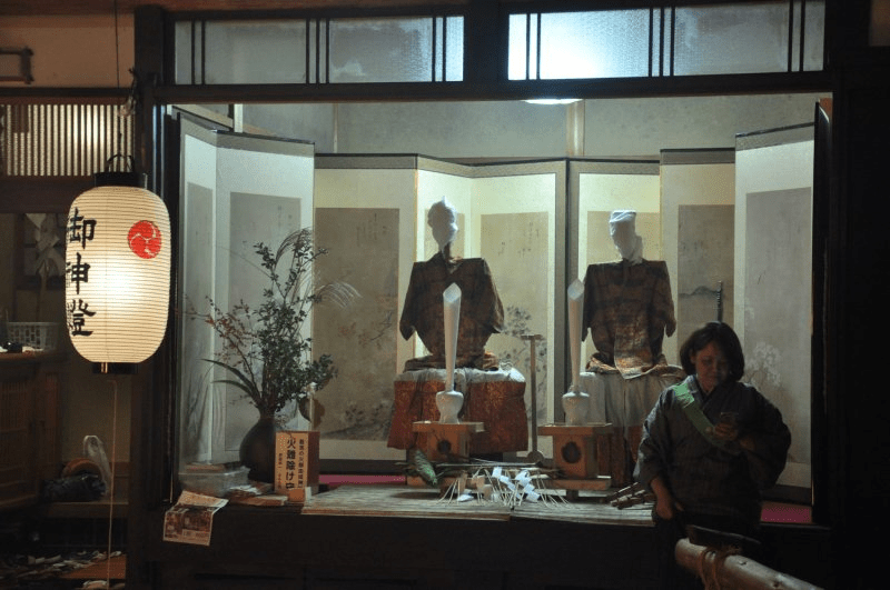 Pequeños altares se abren para el culto.