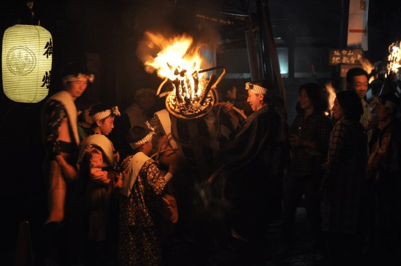 Todos los miembros de la familia se reunen para participar juntos.