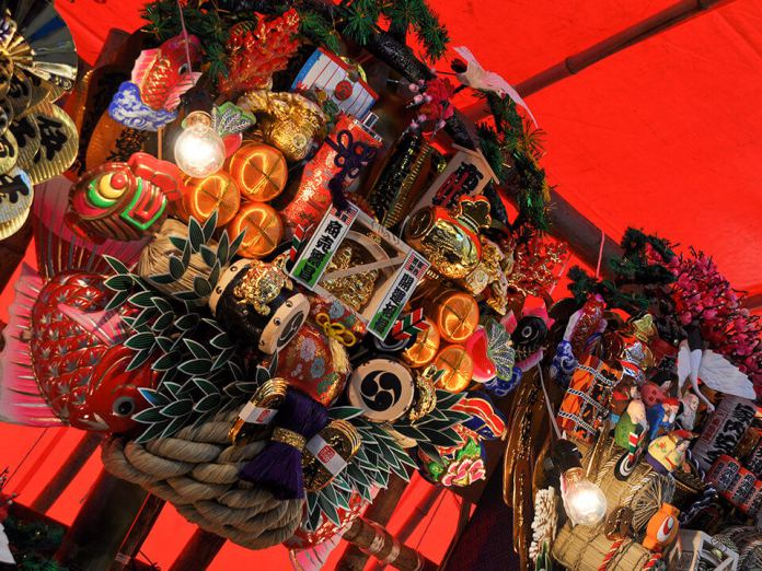 Los Kumade, rastrillos ornamentados que atraen la buena fortuna.