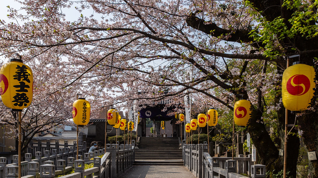 Puerta de entrada a las tumbas de los 47 rōnin y su señor.