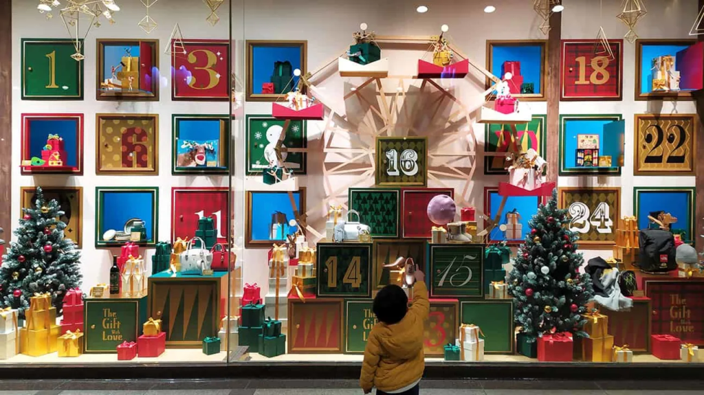 Niño delante de un escaparate navideño.