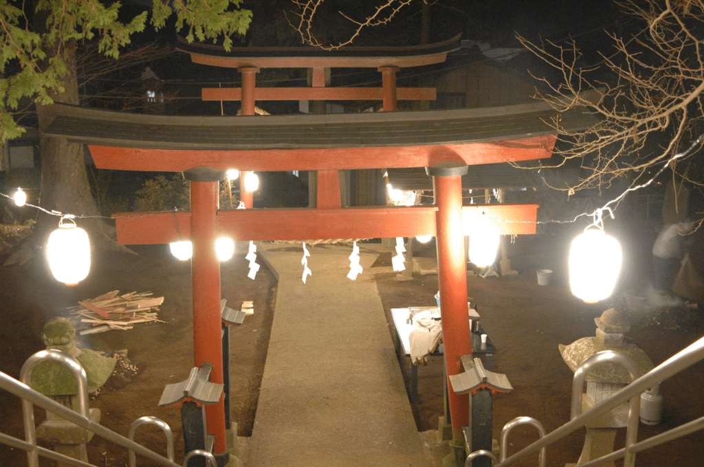 Santuario sintoísta la noche del ōmisoka.