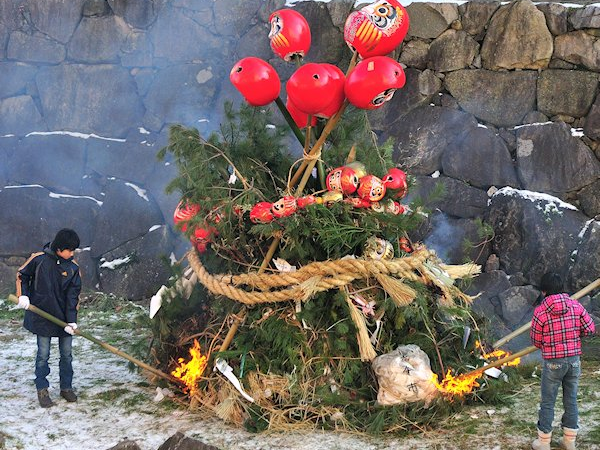 Niños preparando el fuego.