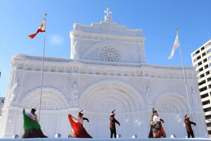 Templo hecho de nieve durante el festival de la nieve, Sapporo.