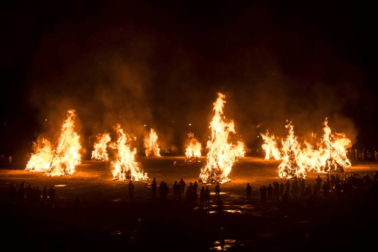 Durante el Katsuyama Sagicho Matsuri se queman decoraciones del Año Nuevo.