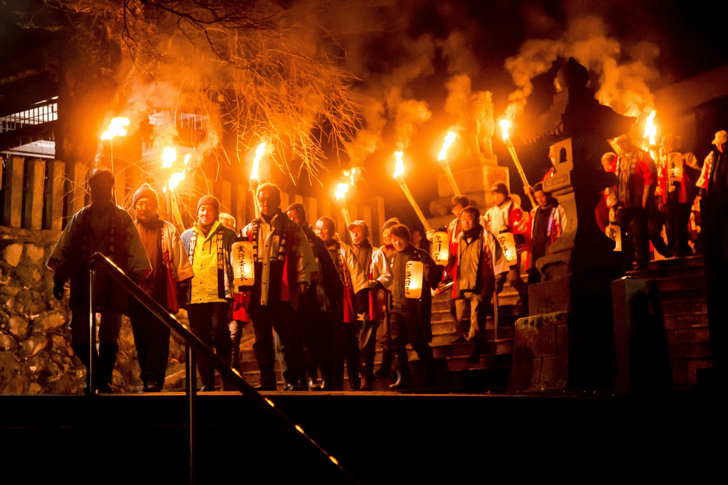 El fuego ilumina las calles de Katsuyama.