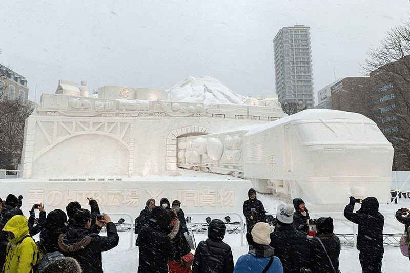 Escultura de locomotra de carga de la compañía JR.