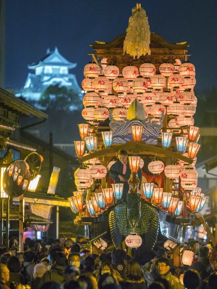 Carroza desfilando por las calles de Inuyama.