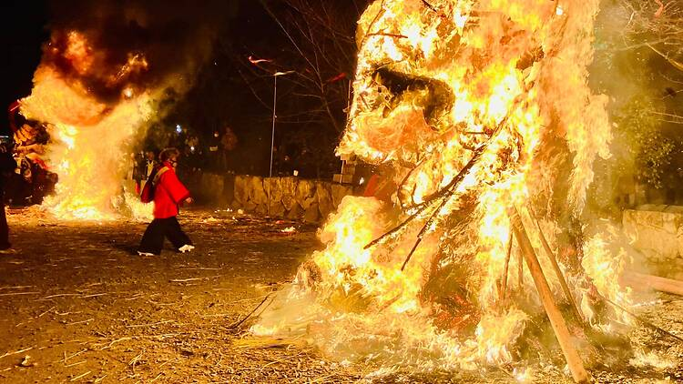 Las carrozas son quemadas en enormes hogueras.
