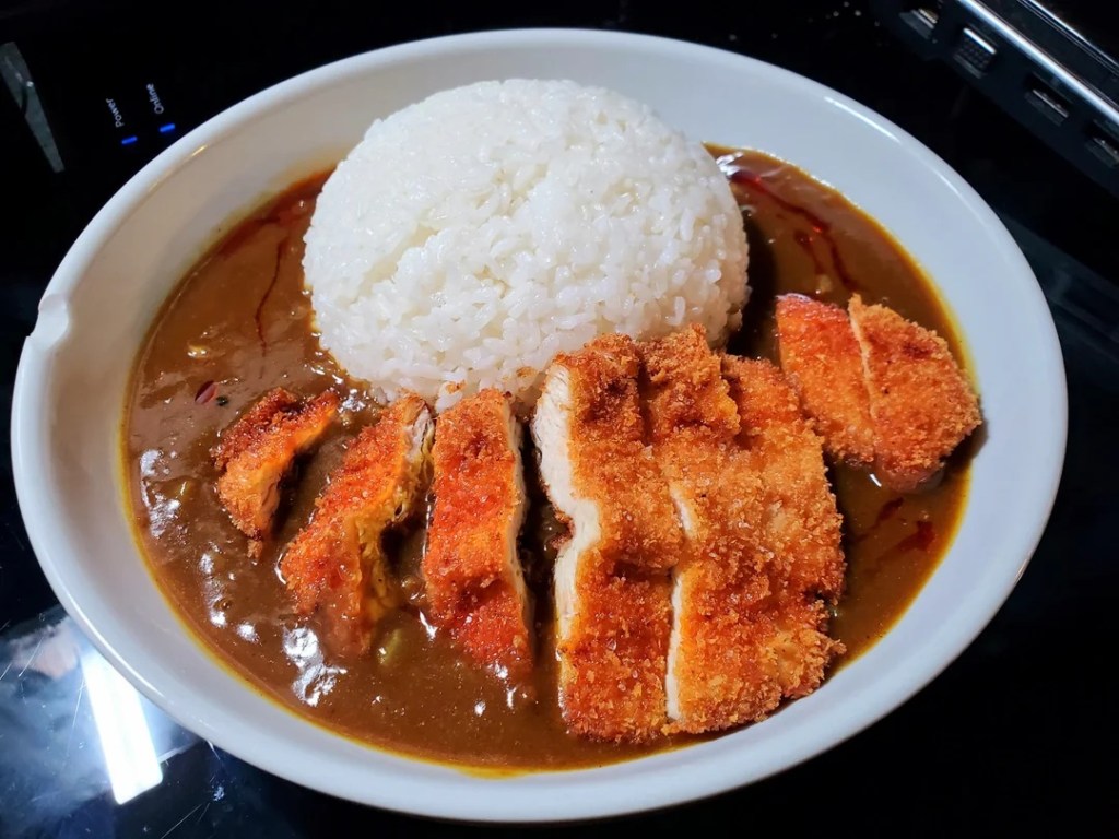 Un katsu curry, con una gran porción de katsudon.