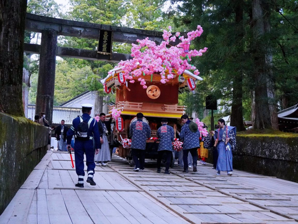 Yatai, cubierto de flores de cerezo.